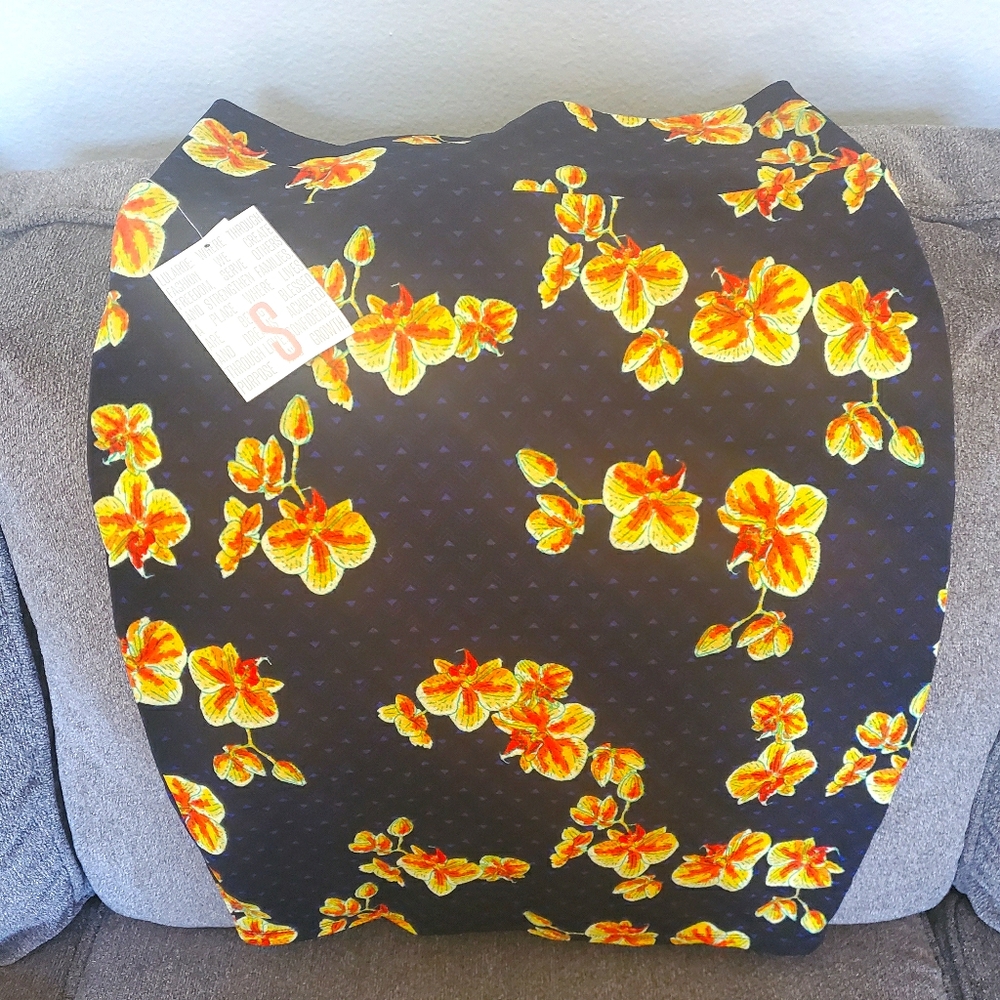 Small Lularoe Cassie skirt brand new with tags